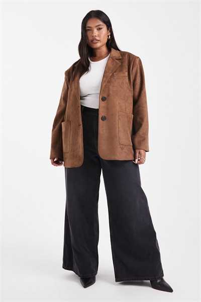 Блейзер классического кроя с карманами на передней части из искусственной замши артикул 147012409