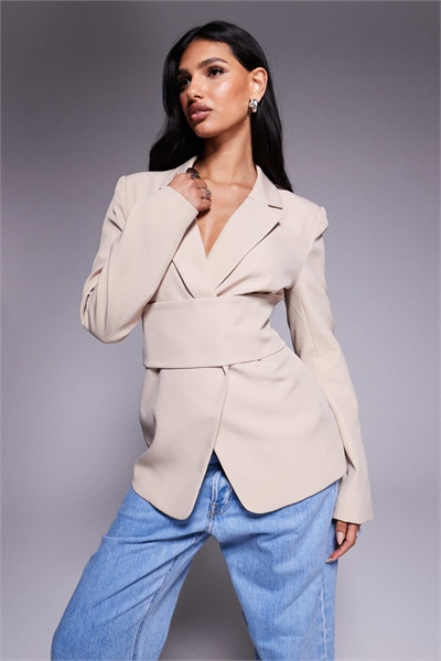 Эксклюзивный блейзер кремового цвета с завязками на спине и поясом, подчеркивающим талию артикул 147591838