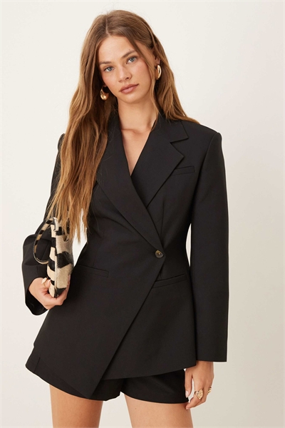 Блейзер с зауженной талией и асимметричным подолом артикул 148786908