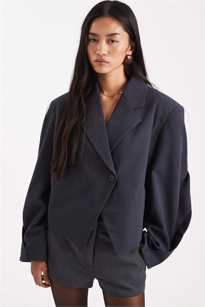Блейзер укороченной длины асимметричного кроя артикул 149051874
