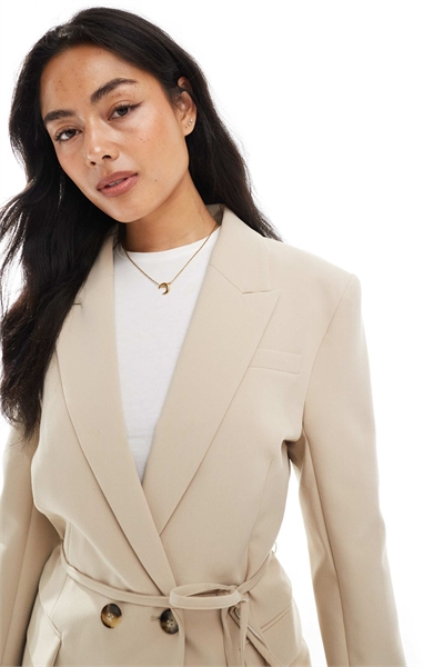 Блейзер с завязкой на талии цвета «верблюжий» артикул 149153460