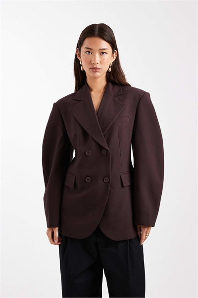 Блейзер с рукавами-коконами и двойной застежкой, скроенный по фигуре артикул 149276161