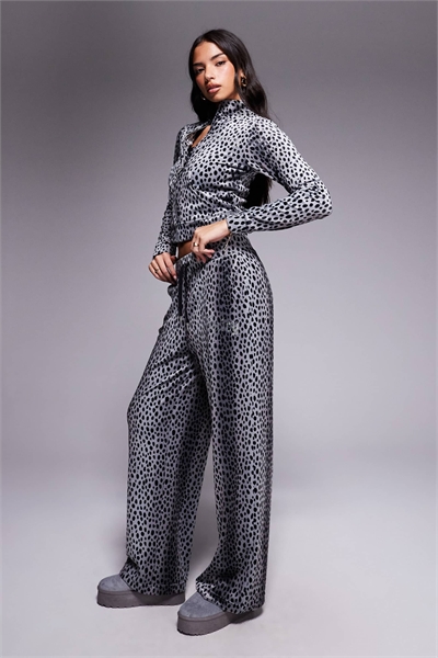 X Эксклюзивные спортивные штаны ASOS с тональным принтом «гепард» в черном цвете co-ord артикул 151306172