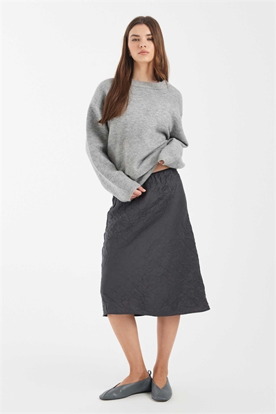 Юбка средней длины из гофрированного атласа цвета «антрацит» артикул 152626668