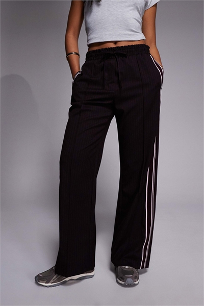 Джоггеры с тонкими полосками, скроенные по фигуре артикул 152227692