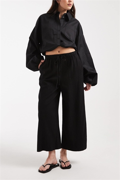 Льняные укороченные брюки черного цвета артикул 155968963