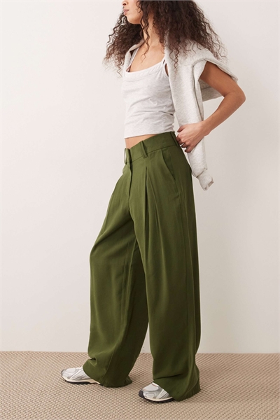 Брюки с высокой талией и складками спереди темно-зеленого цвета артикул 153748990