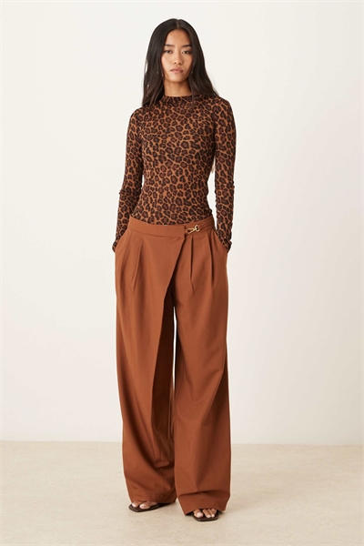 Брюки-кюлоты асимметричного кроя с широкими брючинами и пряжкой артикул 149965915