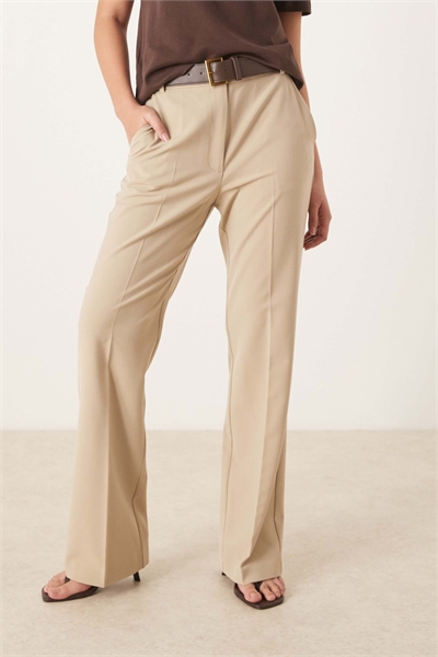 Брюки приталенного кроя с прямыми брючинами и ремнем артикул 152418402