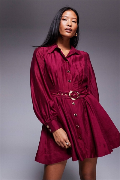 Мини-платье-рубашка с акцентом на швах и поясом артикул 152417758