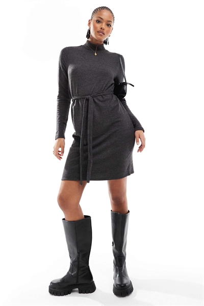 Трикотажное мини-платье с высоким воротником и завязками на талии артикул 136855932