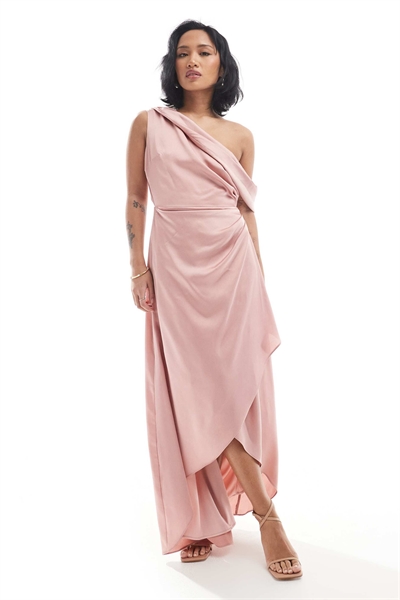 Атласное макси-платье для подружки невесты с открытыми плечами и юбкой-парео артикул 141188877