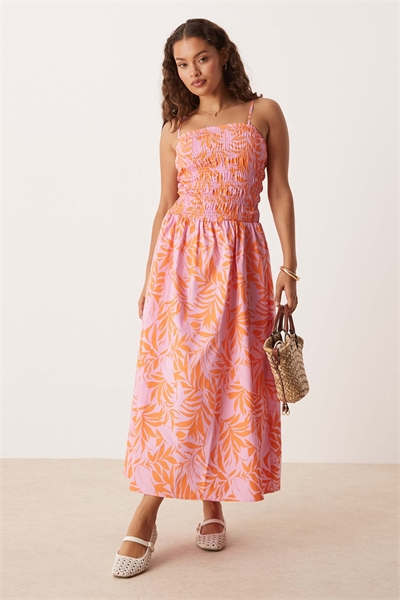 Платье-макси с рюшами и бретелями артикул 141796497