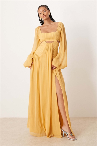 ASOS DESIGN — макси-платье длинного кроя с длинными рукавами и вырезами, с юбкой со сборками артикул 143140006
