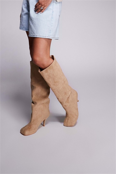 Ботильоны до колен на каблуке с рюшами из искусственной замши песочного цвета артикул 147588912
