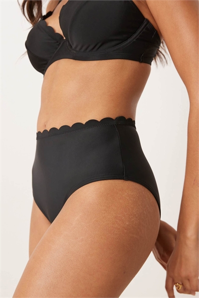 Бикини-трусики с высокой талией и волнистым краем в черном цвете артикул 148075864