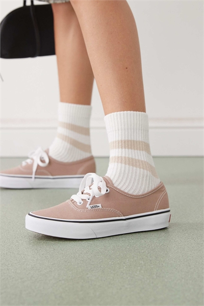 Сертифицированные тренеры по теории цвета артикул 142326424