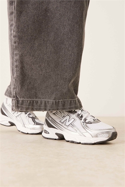 740 кроссовок унисекс артикул 147132729