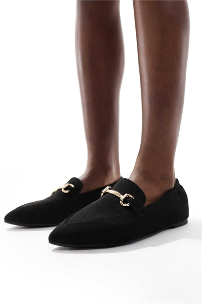 Лоферы с застежкой и заостренным носком, черного цвета артикул 140133759