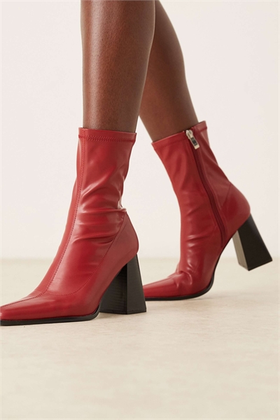Ботильоны на низком каблуке с заостренным носком цвета ягод артикул 147199716