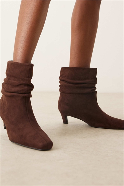 Ботильоны до середины лодыжки с рюшами на каблуке-«кошечке» из коричневой микрокожи артикул 147662621