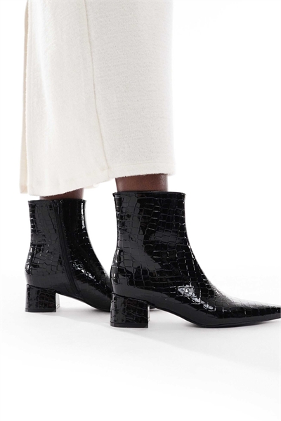 Ботинки Bridget на толстом каблуке из кожи под крокодил черного цвета артикул 149151164