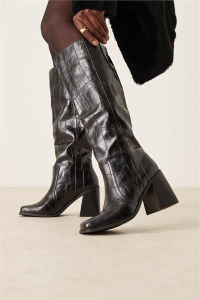 Ботинки до колен Renzo на блочном каблуке из кожи под черного крокодила артикул 147199746