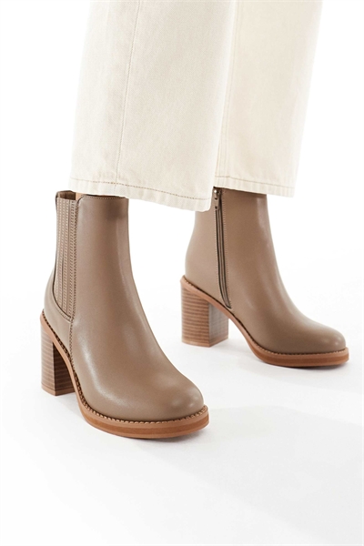 Ботинки-челси на танкетке светло-коричневого цвета артикул 147765949