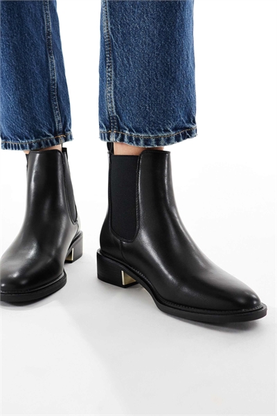 Изысканные ботинки-челси цвета латте в черном цвете артикул 147790248