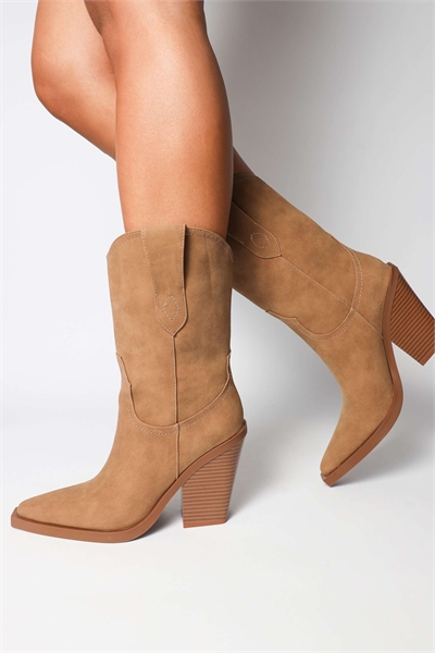 Ботинки Mercy на каблуке в стиле вестерн из замши цвета «верблюжий» артикул 152998421