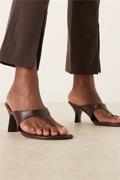 Джинсовые кожаные босоножки на низком каблуке артикул 154172958