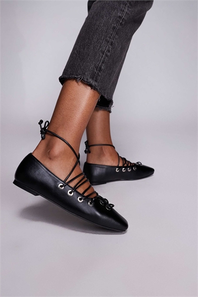 Кроссовки на шнурках черного цвета артикул 147785962