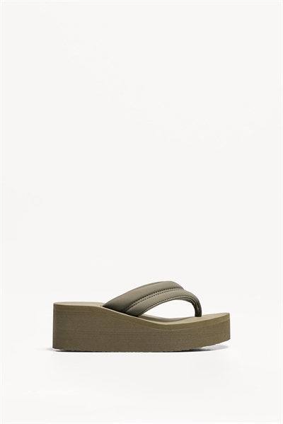 Сандалии на платформе с стеганым верхом артикул 148885409