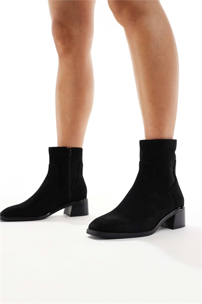 Ботильоны Meraendar на блочном каблуке с металлическими элементами из черной замши артикул 148259168