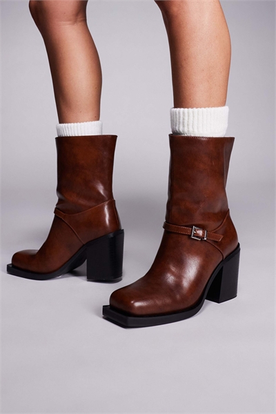 Ботильоны Public Desire Dusty с квадратным носком и каблуком, широкий крой, коричневого цвета артикул 147786493