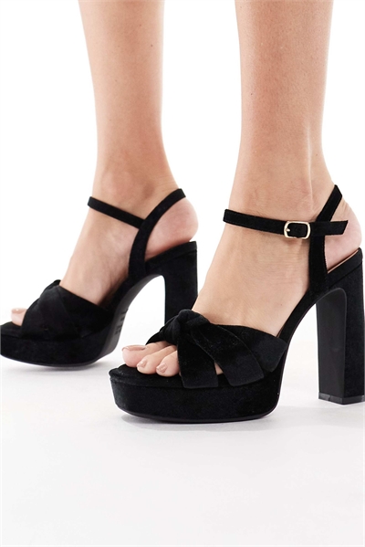 Сандалии на каблуке-блок с золотой пряжкой артикул 151897739