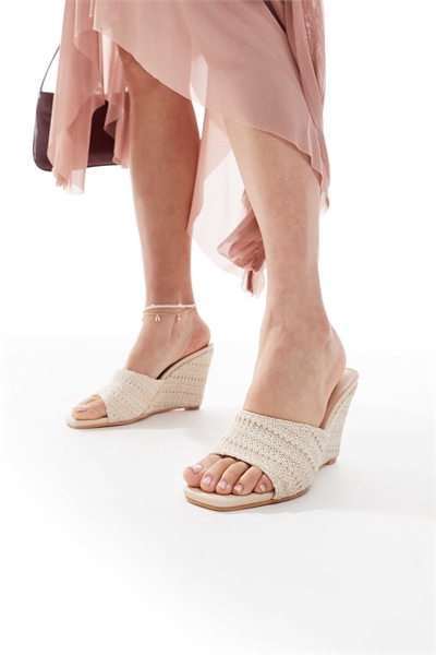 Сандалии на клиновидном каблуке артикул 141705593