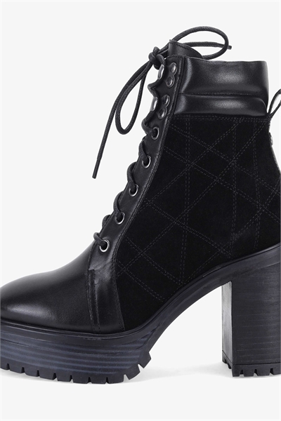 Кожаные ботинки «HALE» с высоким каблуком и шнуровкой, черного цвета артикул 139842206