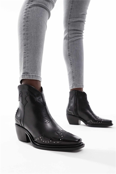 Кожаные ботинки «GRANGE» на блочном каблуке с высоким голенищем, черного цвета артикул 139909817