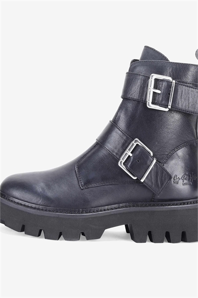 Ботинки «SUTTON» на каблуке с боковой застежкой-молнией, высокий голенище, из черной кожи, черного цвета артикул 139842185