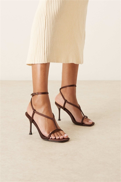 Сандалии на каблуке с ремешками артикул 149431081