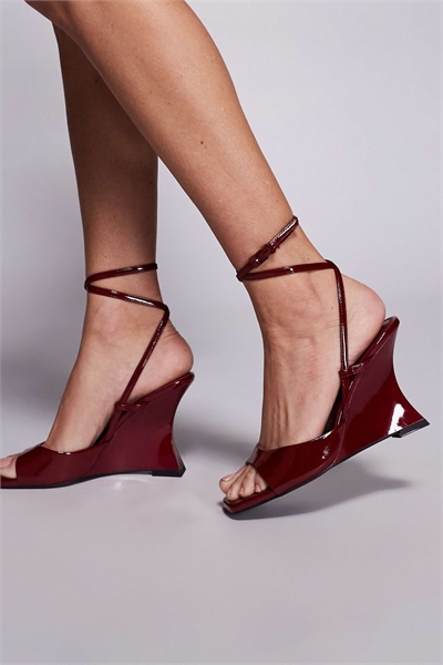 Сандалии на танкетке с рельефным узором и гальваническим покрытием от Nightshade артикул 150564341