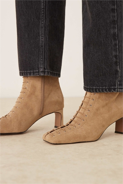 Ботильоны Rue на шнурках с каблуком из замши цвета «тан» артикул 148699832