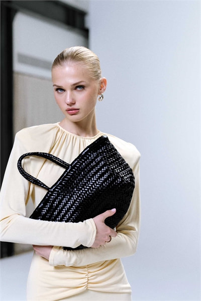 Bamboo Triple Jump — небольшая сумка из плетеной кожи артикул 151529634