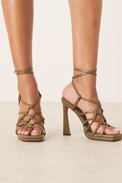 Обратите внимание на сандалии на высоком каблуке с ремешками и завязками артикул 145949203