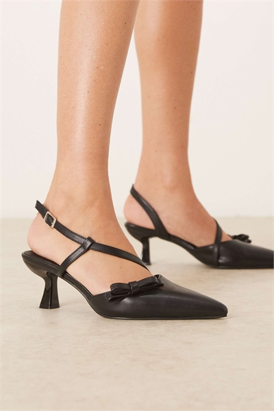 Туфли со шнурком сзади на низком каблуке и бантиком артикул 147662611