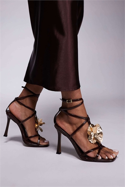 Сандалии на высоком каблуке с решетчатой конструкцией и декором в виде цветка «Нобель» артикул 139403403