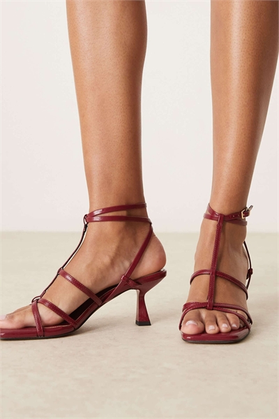 Сандалии на среднем каблуке с ремешками артикул 139583013