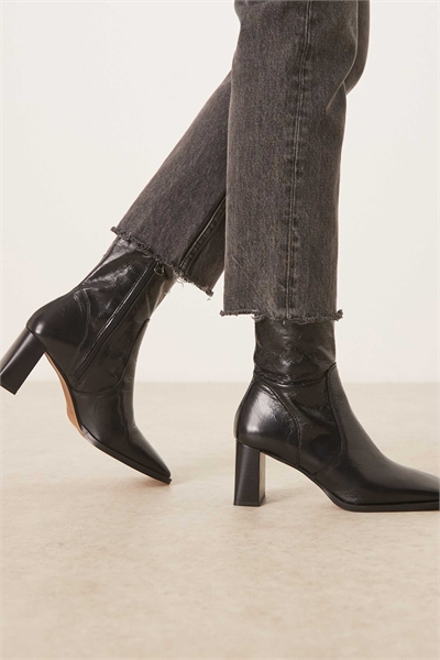 Кожаные ботильоны с квадратным носком и каблуком «Рамона» черного цвета артикул 149855798