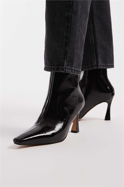 Ботинки на каблуке до середины лодыжки из лакированной кожи бордового цвета артикул 149856150